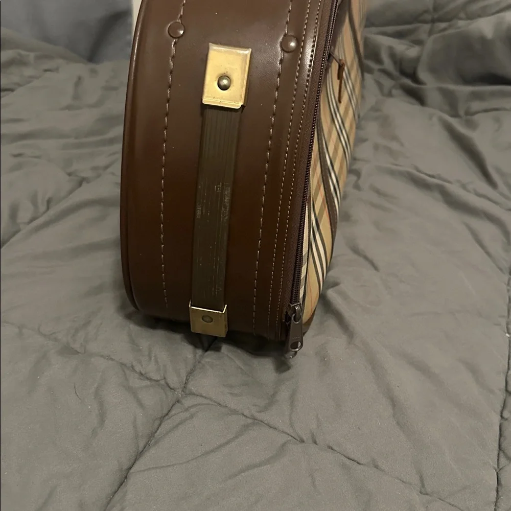 Burberry Beige and Brown Plaid Travel Bag. PRE-OWNED. - Picture 7 of 12